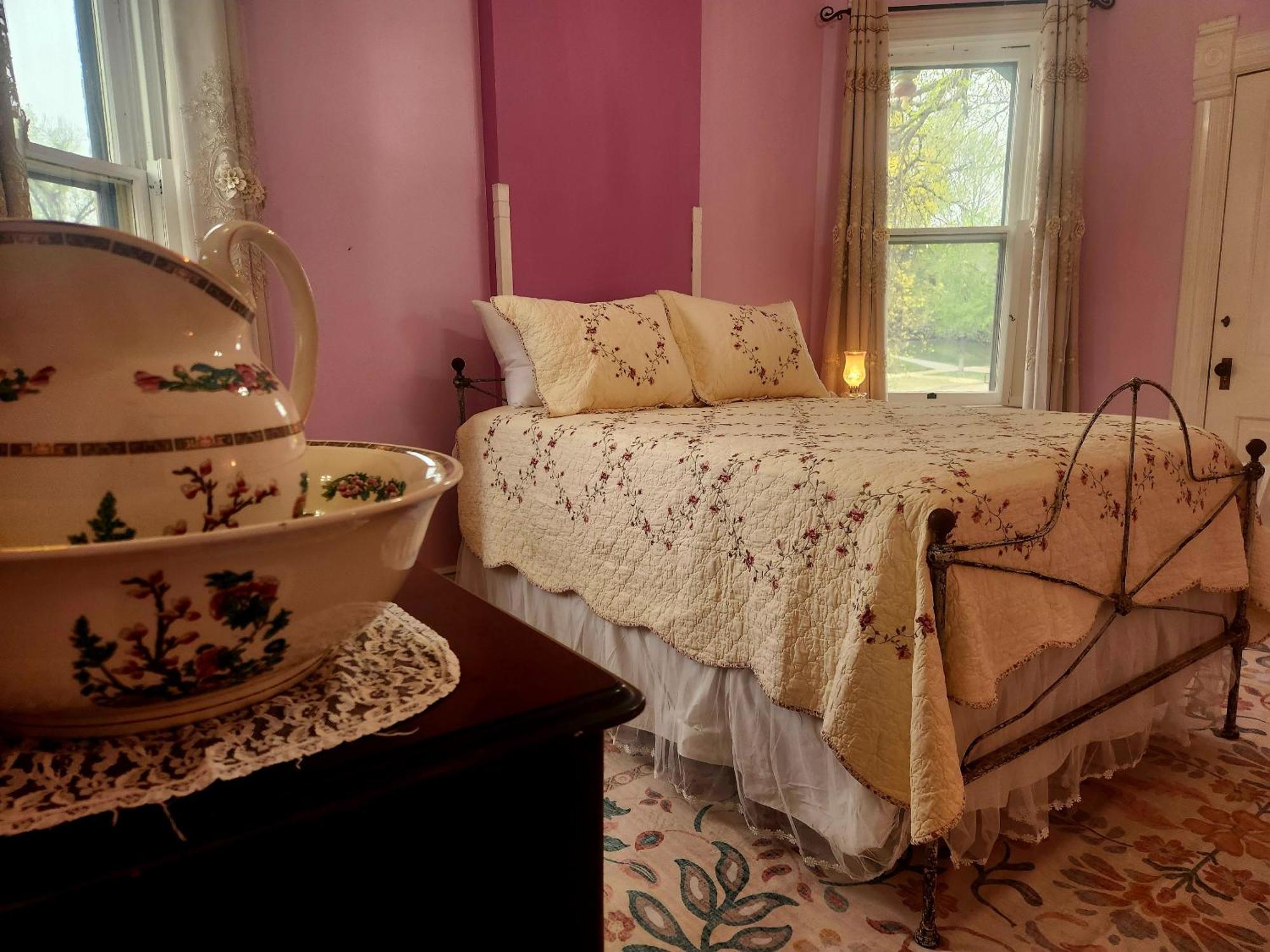 Downen House Bed & Breakfast Πουέμπλο Δωμάτιο φωτογραφία